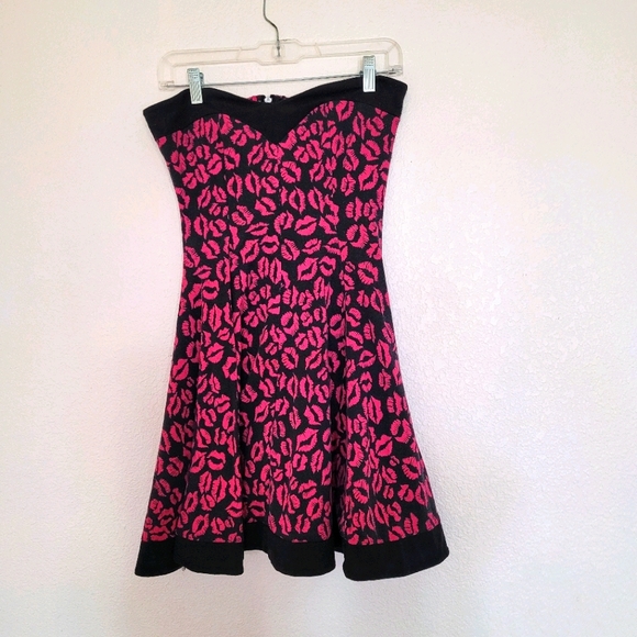 Hot Topic Kisses Dress - Picture 1 of 3